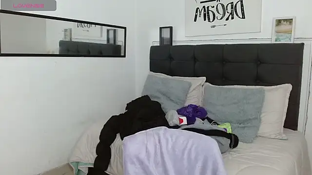 vaness weet online show from October 28, 8:00 pm