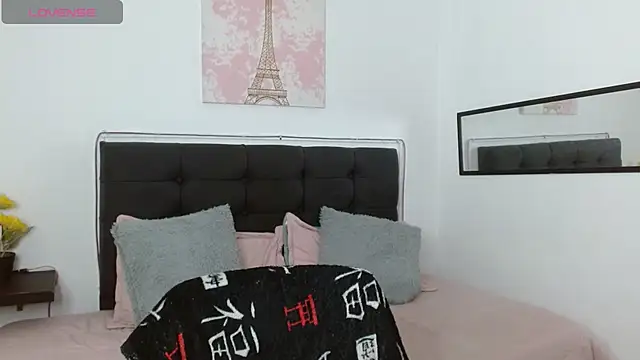 vaness weet online show from April 4, 8:39 pm