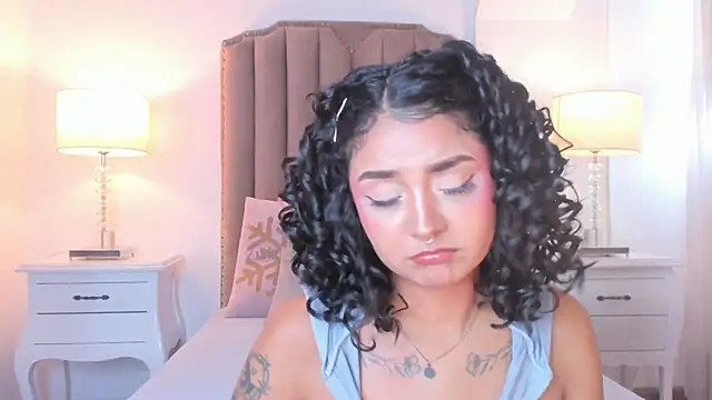 Emma Torres   online show from May 21, 12:34 pm