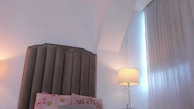 Snapshot of Emma_Torres__ chatting on June 7, 12:42 pm Emma Torres online show from June 7, 12:42 pm