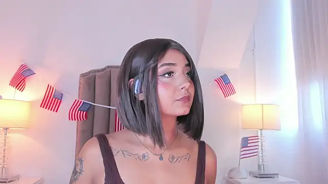 Snapshot of Emma_Torres__ chatting on July 4, 12:33 pm Emma Torres online show from July 4, 12:33 pm