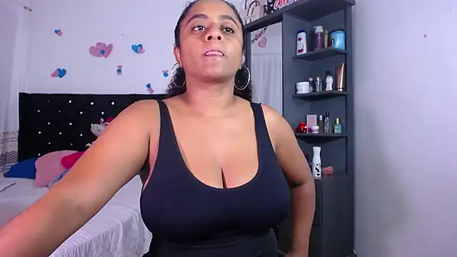 Snapshot of BellaKarla chatting on May 27, 8:17 pm BellaKarla online show from May 27, 8:17 pm