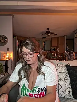 Snapshot of cowgirlc chatting on October 1, 2:39 am cowgirlc online show from October 1, 2:39 am