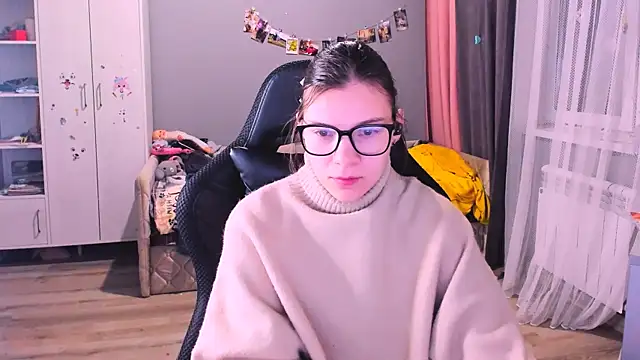 MollyLollipop online show from December 16, 1:43 am