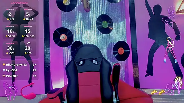 nickyminach  online show from October 31, 7:15 pm