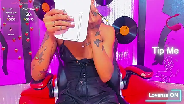 nickyminach  online show from March 15, 9:43 pm