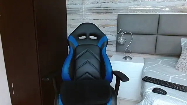 Snapshot of oliver__brown chatting on December 31, 10:01 pm oliver brown online show from December 31, 10:01 pm