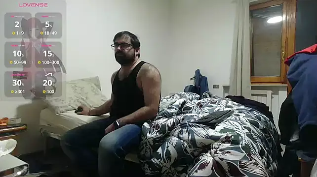 Snapshot of Attila985 chatting on April 7, 11:37 pm Attila985 online show from April 7, 11:37 pm