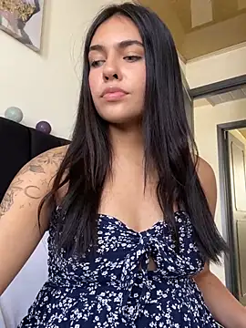 Snapshot of DaphneUwu chatting on January 13, 4:19 pm DaphneUwu online show from January 13, 4:19 pm