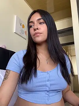 Snapshot of DaphneUwu chatting on January 19, 2:49 pm DaphneUwu online show from January 19, 2:49 pm