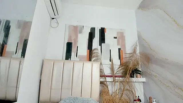 kristyl paez online show from February 5, 5:50 pm