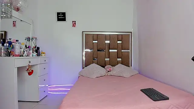 kendall-ewers online show from November 29, 11:19 pm