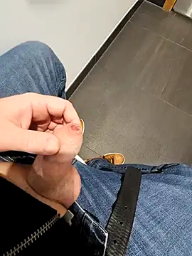 Snapshot of cross10 chatting on January 2, 2:24 pm cross10 online show from January 2, 2:24 pm