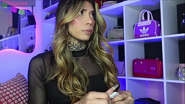 Snapshot of caroline_cossei chatting on March 6, 10:36 pm caroline cossei online show from March 6, 10:36 pm