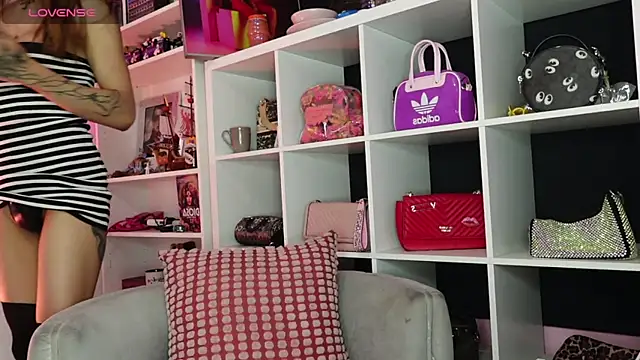 Snapshot of caroline_cossei chatting on March 9, 2:07 am caroline cossei online show from March 9, 2:07 am