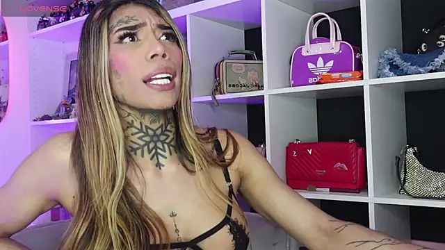 Snapshot of caroline_cossei chatting on March 18, 4:37 pm caroline cossei online show from March 18, 4:37 pm