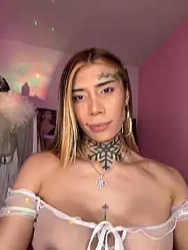 Snapshot of caroline_cossei chatting on September 28, 9:25 am caroline cossei online show from September 28, 9:25 am