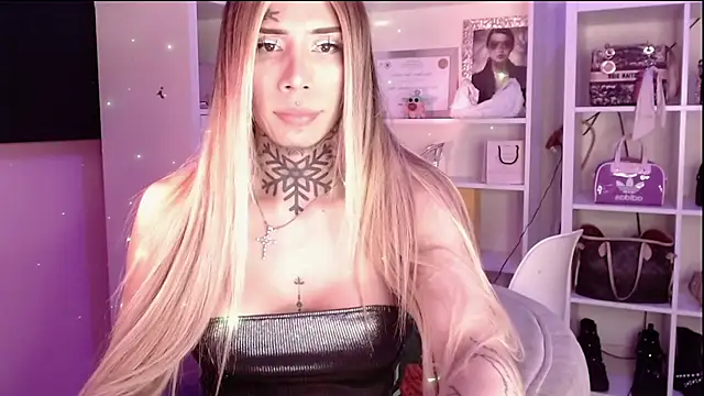 Snapshot of caroline_cossei chatting on October 3, 5:04 am caroline cossei online show from October 3, 5:04 am