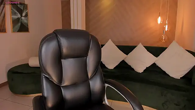 JuanitaClay online show from October 30, 7:58 pm