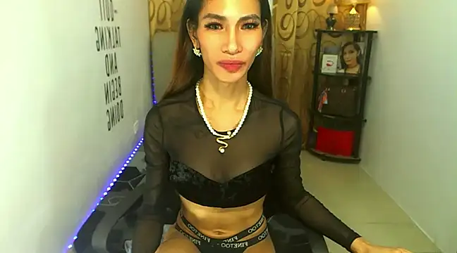 Trixie Mattel21 online show from December 3, 5:20 am