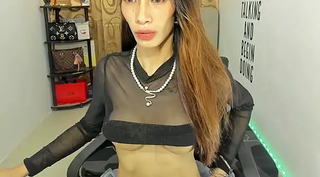 Trixie Mattel21 online show from December 18, 2:21 am