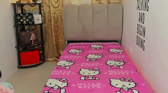 Trixie Mattel21 online show from December 26, 2:22 am