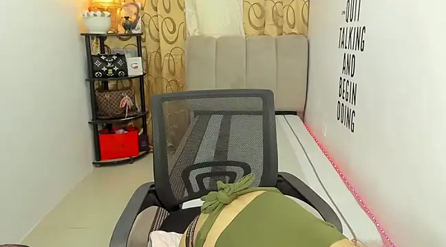 Trixie Mattel21 online show from January 3, 5:28 am