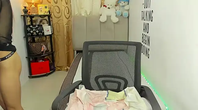 Trixie Mattel21 online show from January 13, 5:23 am