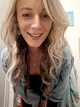 Snapshot of Heyitsmee33 chatting on March 11, 5:46 pm Heyitsmee33 online show from March 11, 5:46 pm