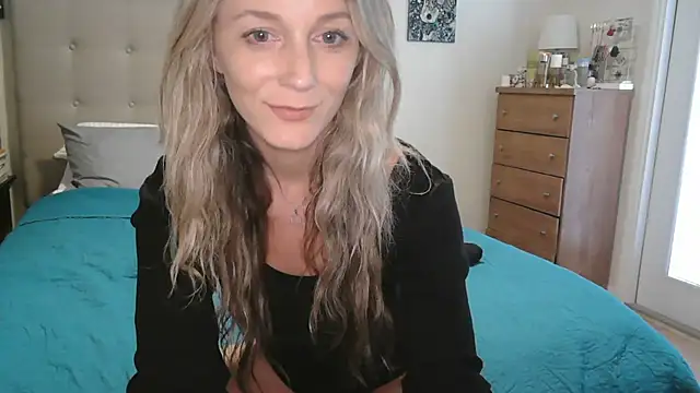 Snapshot of Heyitsmee33 chatting on September 23, 6:11 pm Heyitsmee33 online show from September 23, 6:11 pm