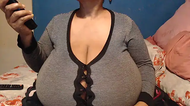 CUTEFIRMMELONSS online show from October 9, 5:00 pm