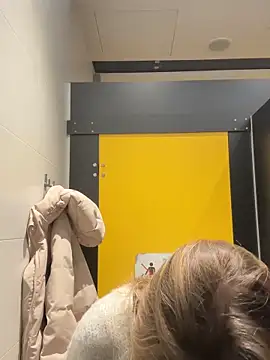 Snapshot of ValenciaShock chatting on February 1, 6:45 am ValenciaShock online show from February 1, 6:45 am