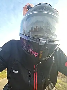 Snapshot of SARAHARD chatting on December 17, 1:39 pm SARAHARD online show from December 17, 1:39 pm