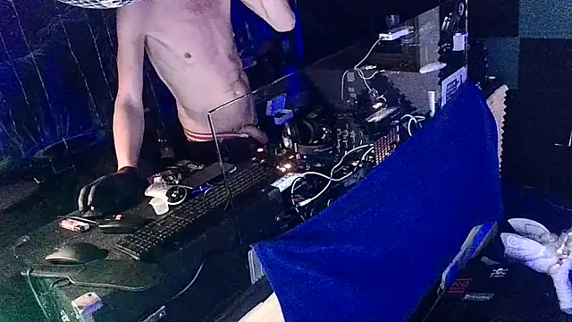 Snapshot of thingsbums chatting on April 4, 7:50 am thingsbums online show from April 4, 7:50 am