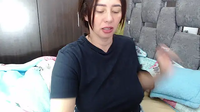 Snapshot of sara_hott_1 chatting on July 2, 1:39 pm sara hott 1 online show from July 2, 1:39 pm