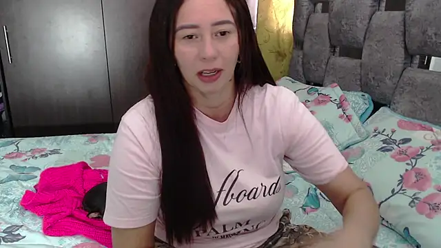 Snapshot of sara_hott_1 chatting on July 8, 3:27 pm sara hott 1 online show from July 8, 3:27 pm
