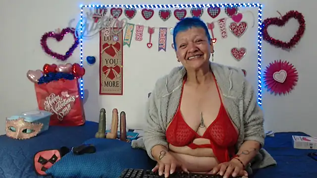 loquitaqueen011 online show from February 15, 11:25 pm
