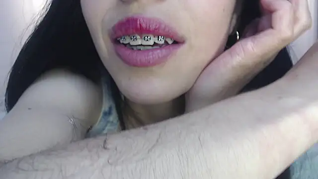 Snapshot of adriscute chatting on February 8, 11:24 pm adriscute online show from February 8, 11:24 pm