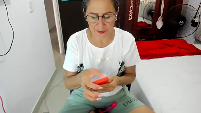 jademartin  online show from March 17, 8:40 pm