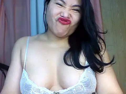 Snapshot of SexiestAries chatting on December 5, 1:14 am SexiestAries online show from December 5, 1:14 am