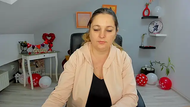 LollaGirl online show from February 18, 4:15 am