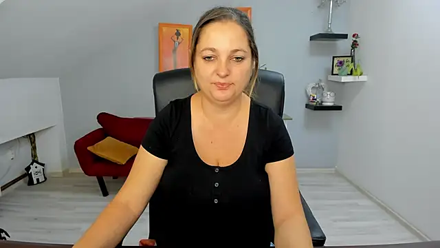 LollaGirl online show from October 17, 3:20 am