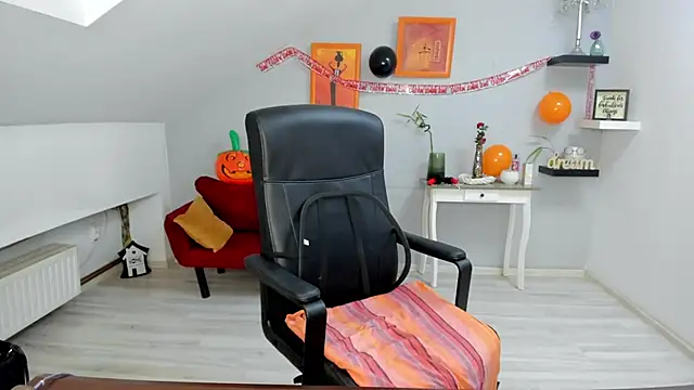 LollaGirl online show from October 28, 4:27 am