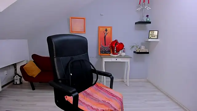 LollaGirl online show from February 19, 4:19 am