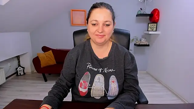 LollaGirl online show from March 6, 4:20 am