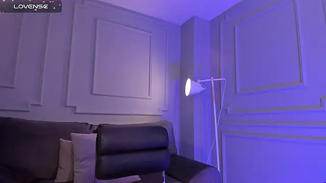 EveBensonX online show from February 5, 6:15 pm