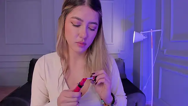 EveBensonX online show from February 6, 12:05 pm