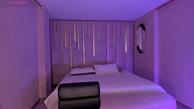 EveBensonX online show from April 4, 7:11 pm