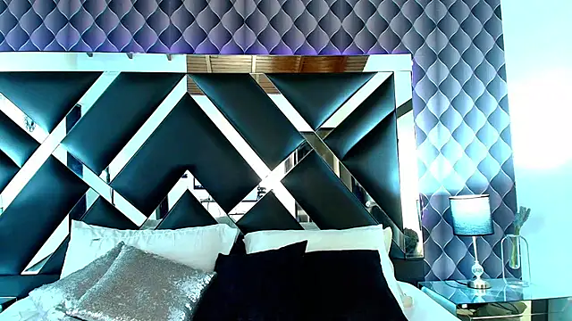 victoriaa lee  online show from February 7, 7:06 pm