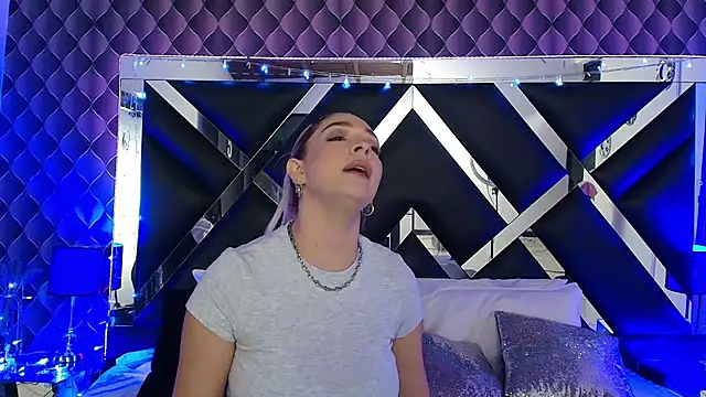 victoriaa lee  online show from January 16, 9:30 pm